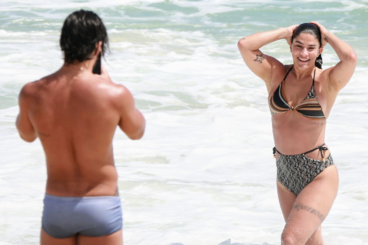 Priscila Fantin e o marido Bruno Lopes na praia (Foto: Dilson Silva/AgNews)