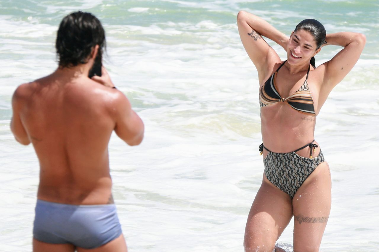 Priscila Fantin e o marido Bruno Lopes na praia (Foto: Dilson Silva/AgNews)