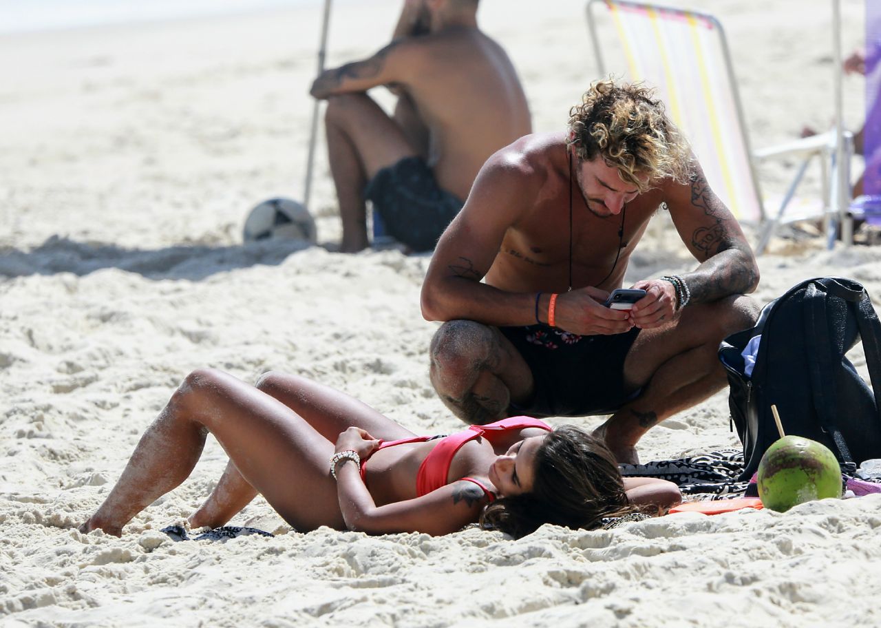 Carol Peixinho e Alan na praí (Foto: Dilson Silva/AgNews)