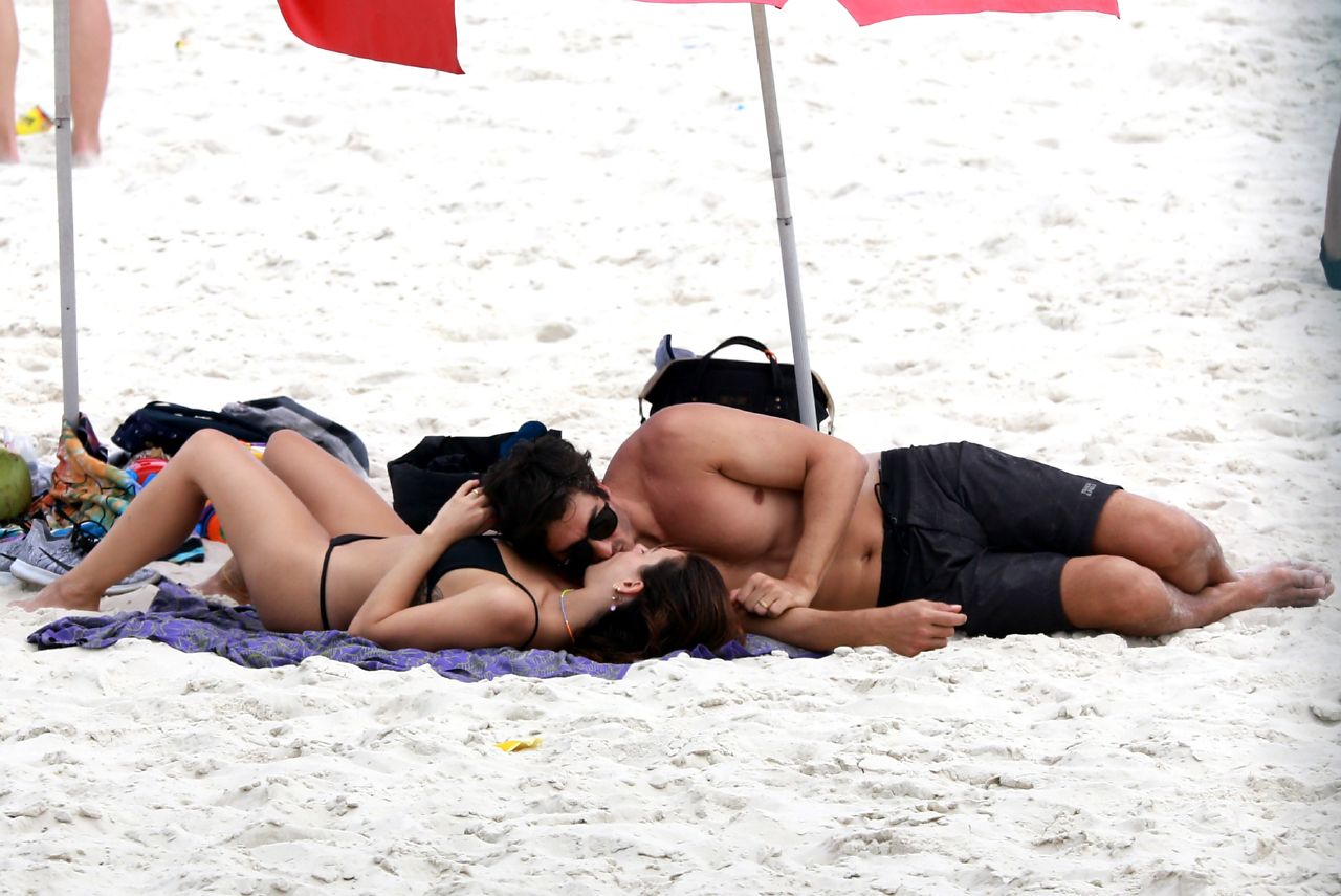 Isis Valverde e André Rezende na praia (Foto: Dilson Silva/AgNews)