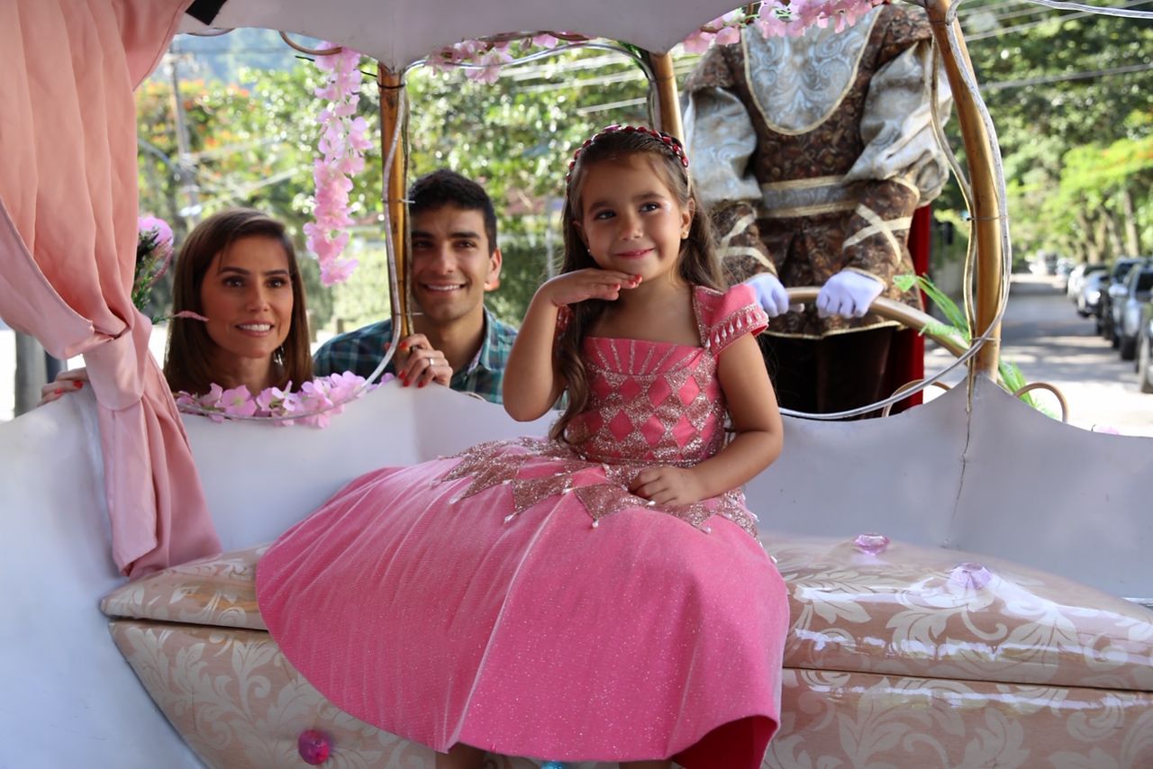 Deborah Secco, Hugo Moura e Maria Flor (Foto: Anderson Borde/AgNews)