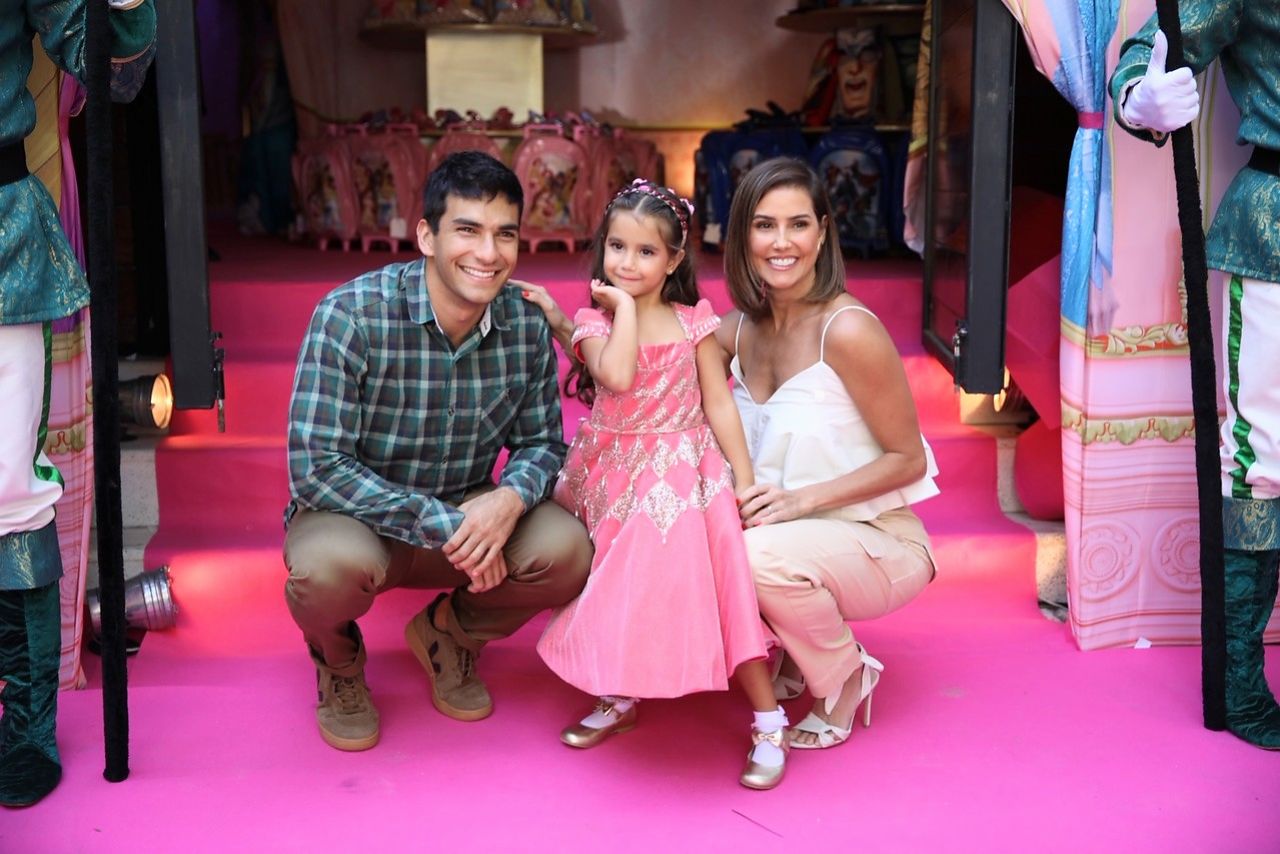 Deborah Secco, Hugo Moura e Maria Flor (Foto: Anderson Borde/AgNews)