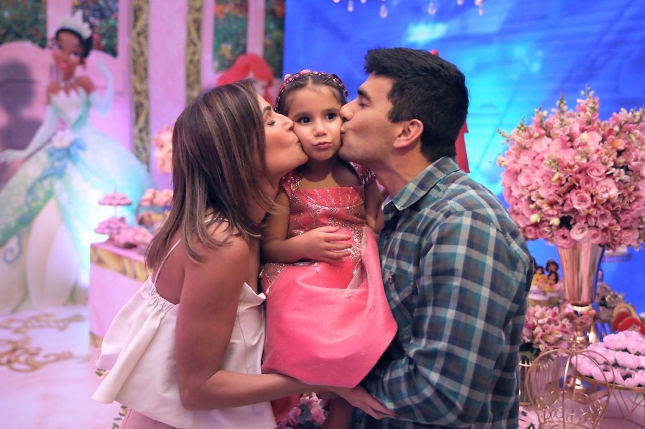 Deborah Secco, Hugo Moura e Maria Flor (Foto: Talita Castanha/Divulgação)