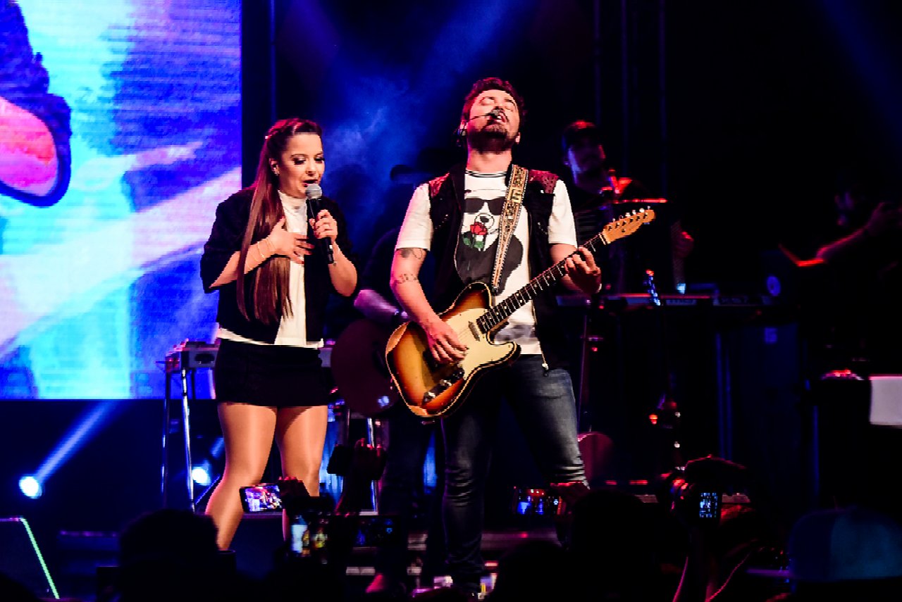 Maiara e Fernando no palco do show (Foto: Léo Franco/AgNews)