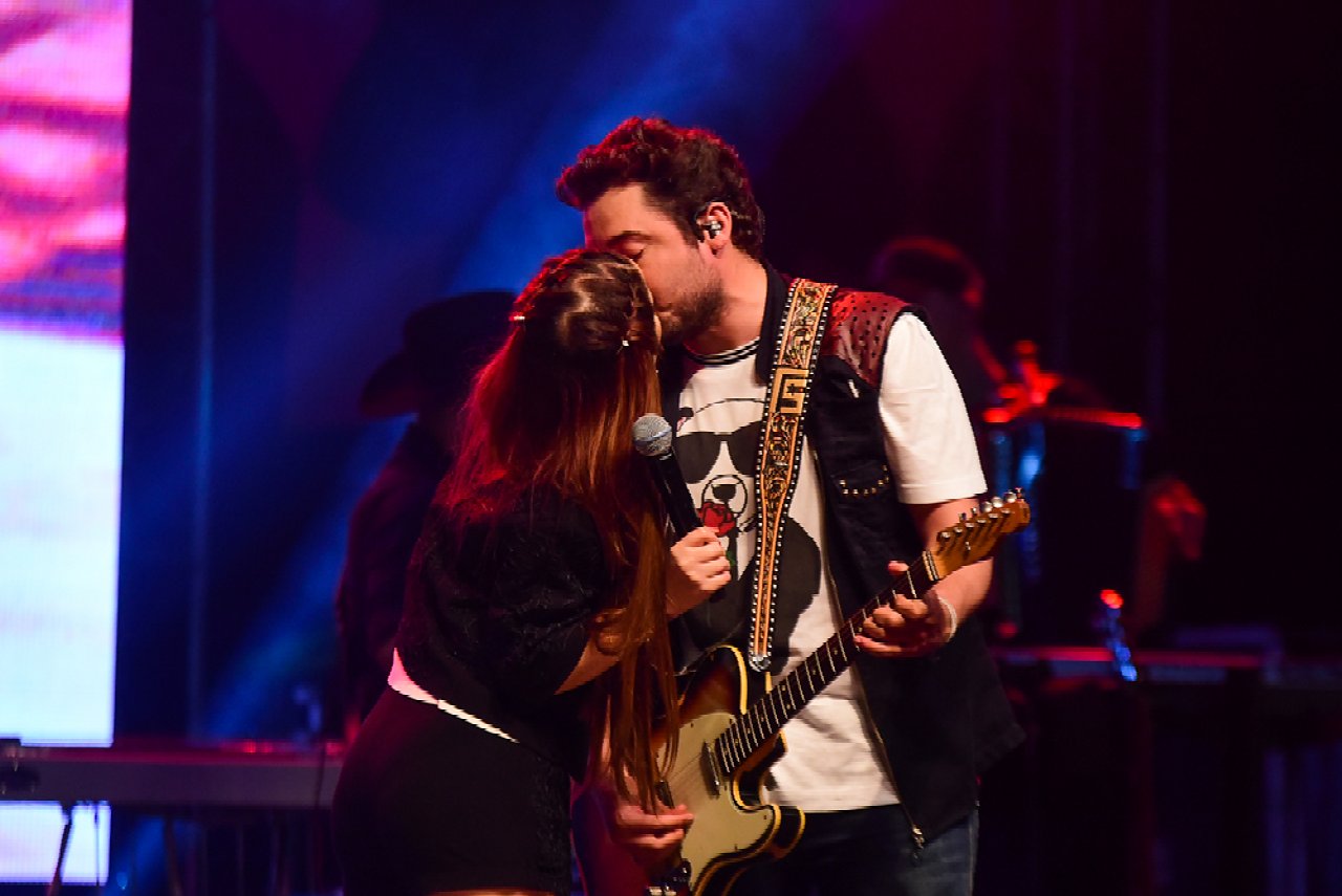 Maiara beija Fernando durante show (Foto: Léo Franco/AgNews)