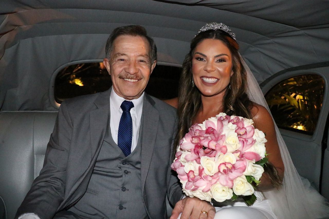 A noiva Elaine Azevedo e seu pai (Foto: Rogério Fidalgo/AgNews)