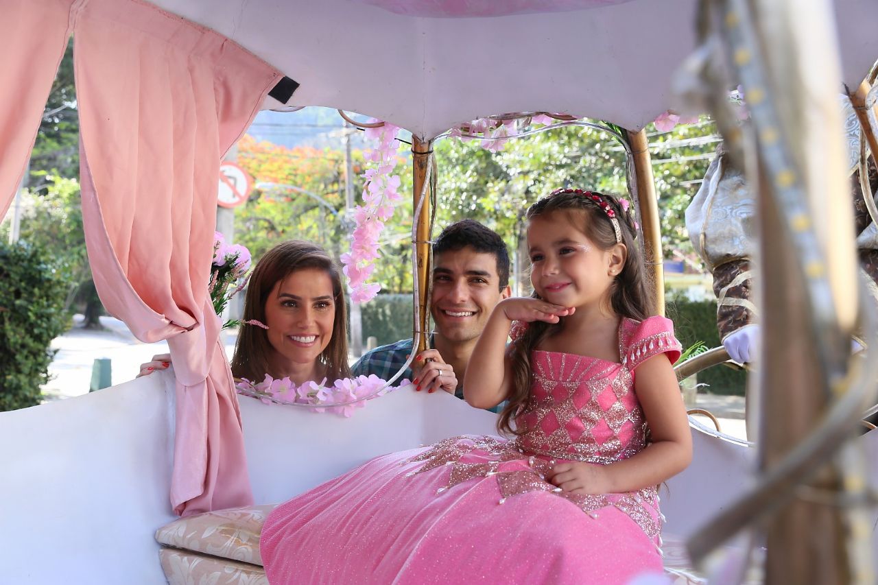 Deborah Secco, Hugo Moura e Maria Flor (Foto: Anderson Borde/AgNews)