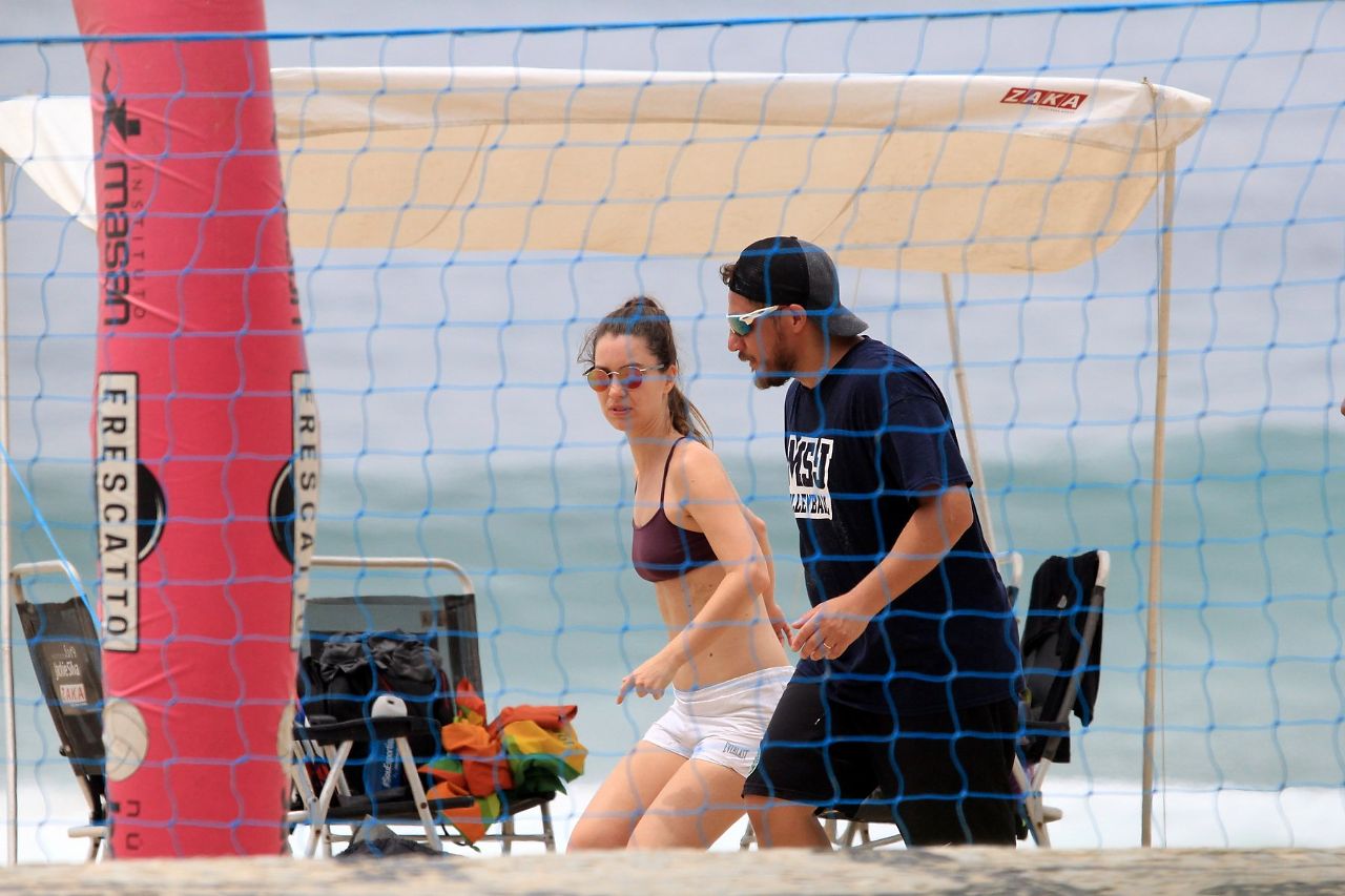 Nathalia Dill jogando vôlei (Foto: AgNews) Nathalia Dill jogando vôlei (Foto: AgNews)