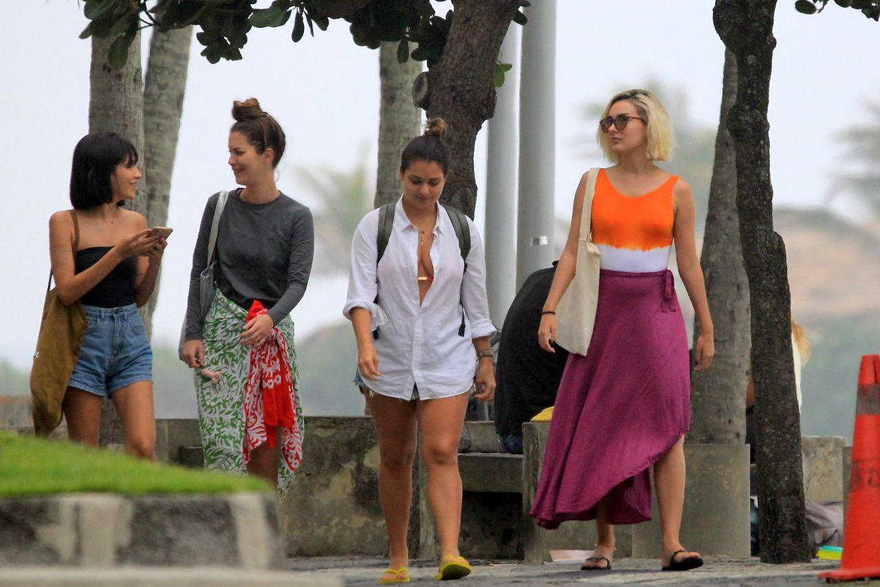 Nathalia Dill deixando a praia com Marina Moschen e amigas (Foto: AgNews) 
