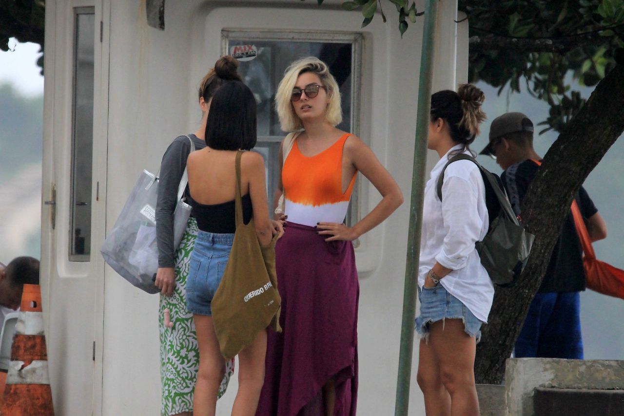 Nathalia Dill deixando a praia com Marina Moschen e amigas (Foto: AgNews) Nathalia Dill deixando a praia com Marina Moschen e amigas (Foto: AgNews)