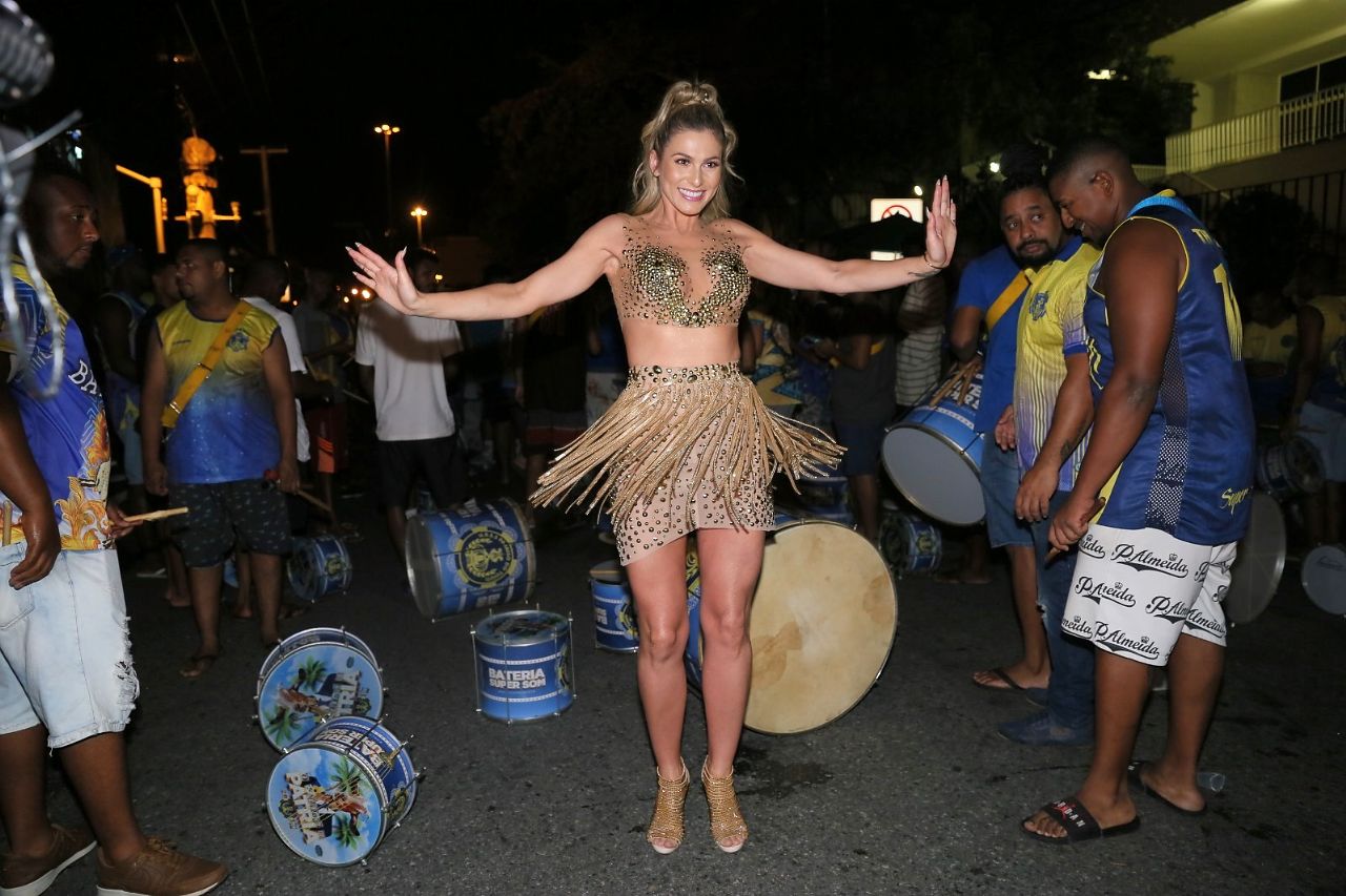 Lívia Andrade no ensaio de rua da Tuiuti (Foto: Anderson Borde/AgNews)