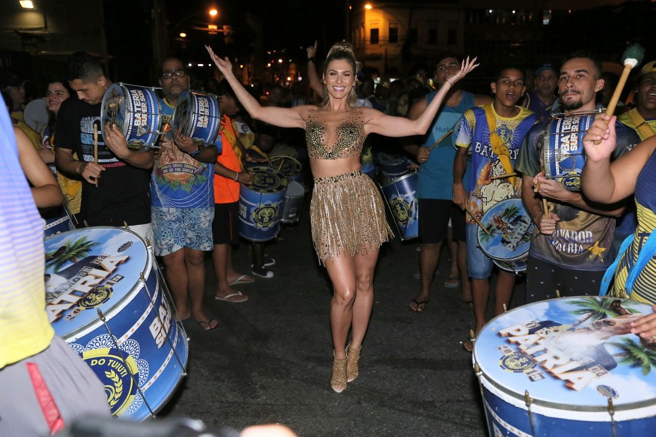 Lívia Andrade no ensaio de rua da Tuiuti (Foto: Anderson Borde/AgNews)