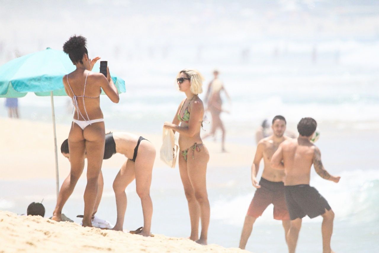 Nathalia Dill e Marina Moschen na praia (Foto: AgNews)