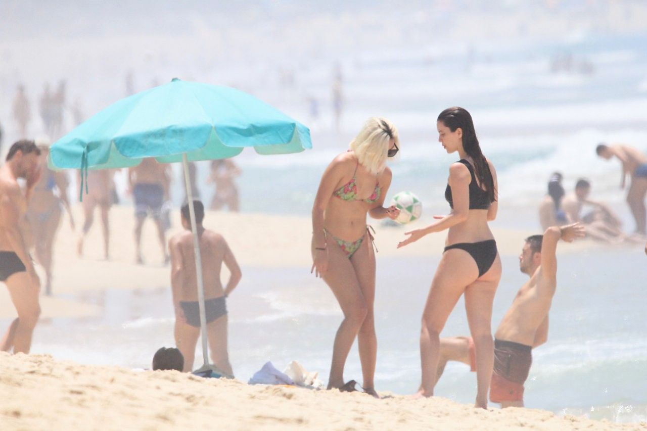 Nathalia Dill e Marina Moschen na praia (Foto: AgNews)