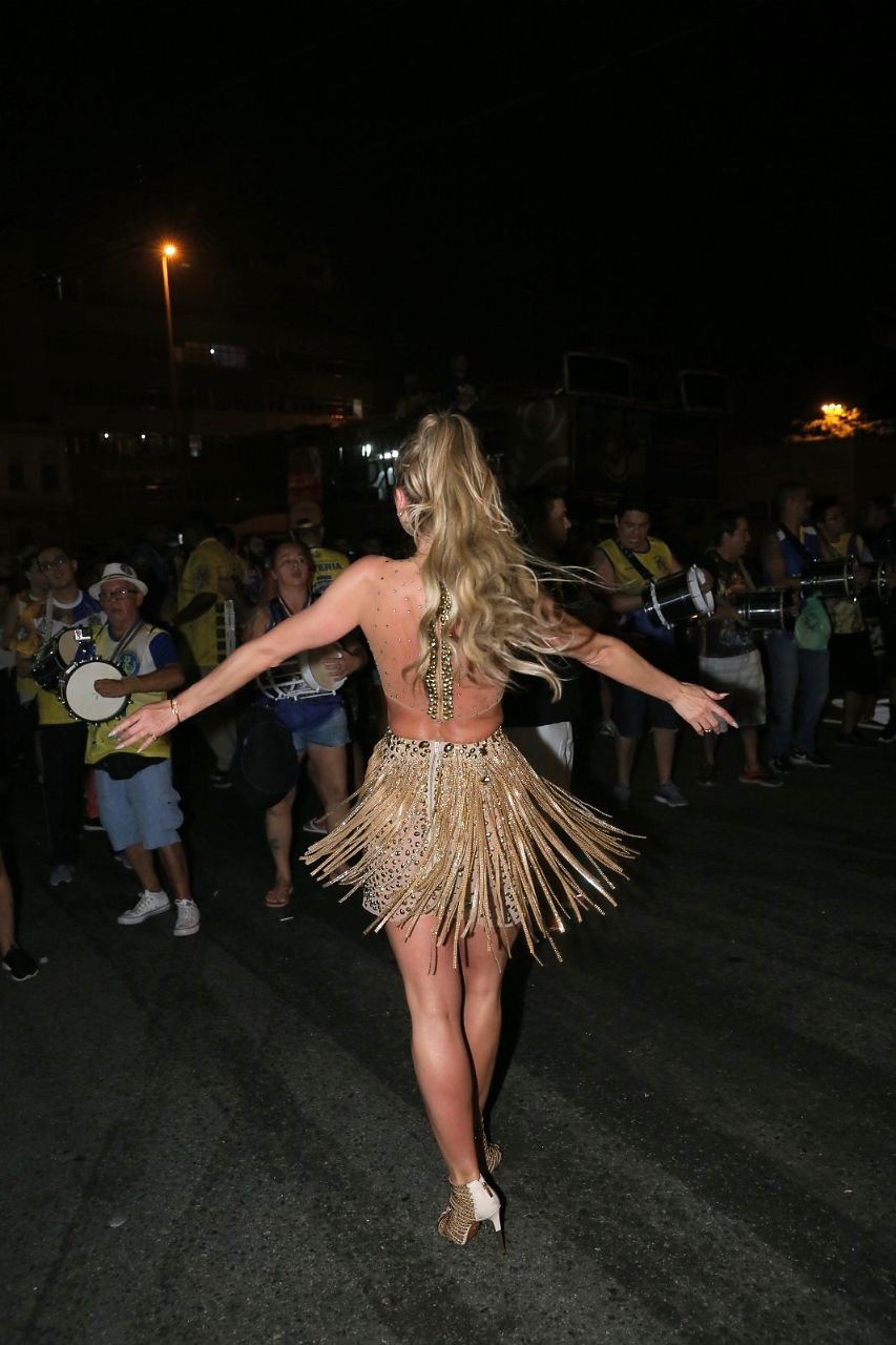 Lívia Andrade no ensaio de rua da Tuiuti (Foto: Anderson Borde/AgNews)