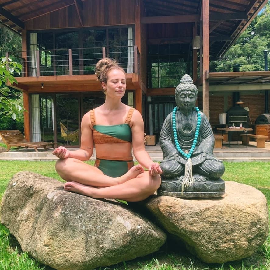 Paolla Oliveira meditando (Foto: reprodução/Instagram)