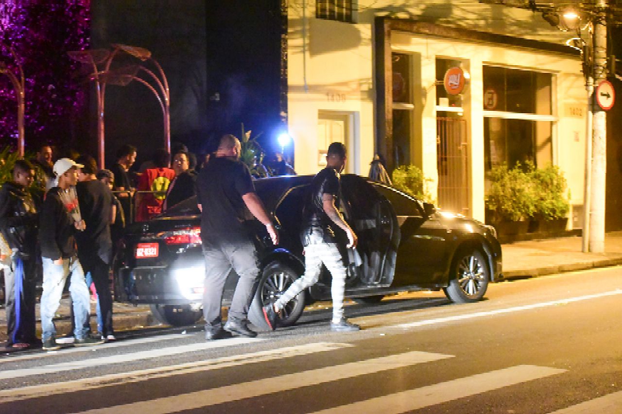 Felipe Araújo saindo da boate com Munik Nunes (Foto: AgNews)