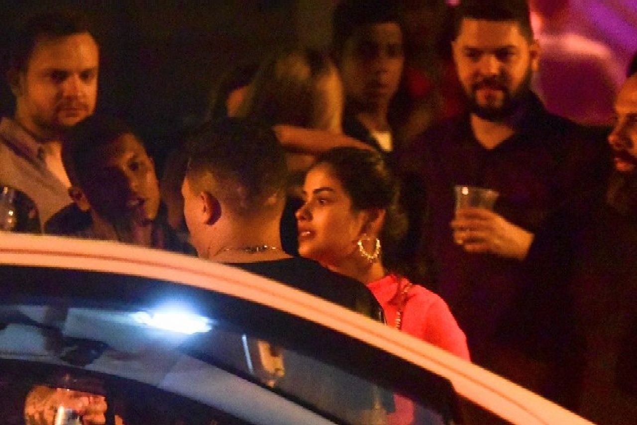 Munik Nunes saindo da boate com Felipe Araújo (Foto: AgNews)