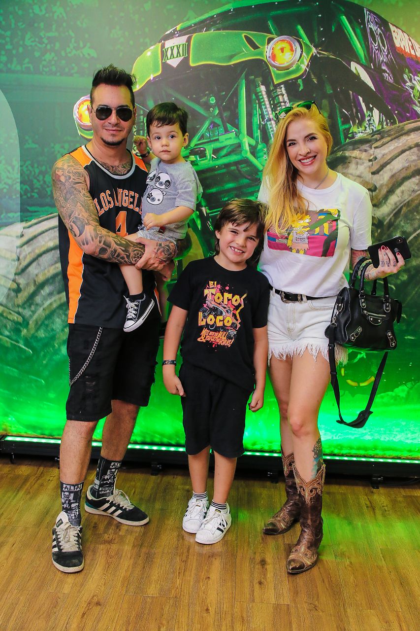 Clara Aguilar com marido e filhos (Foto: Thiago Duran/AgNews)
