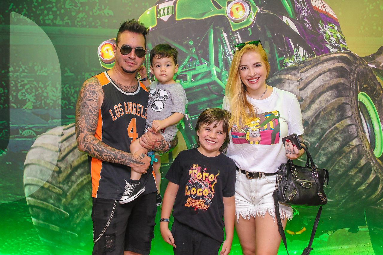 Clara Aguilar com marido e filhos (Foto: Thiago Duran/AgNews)