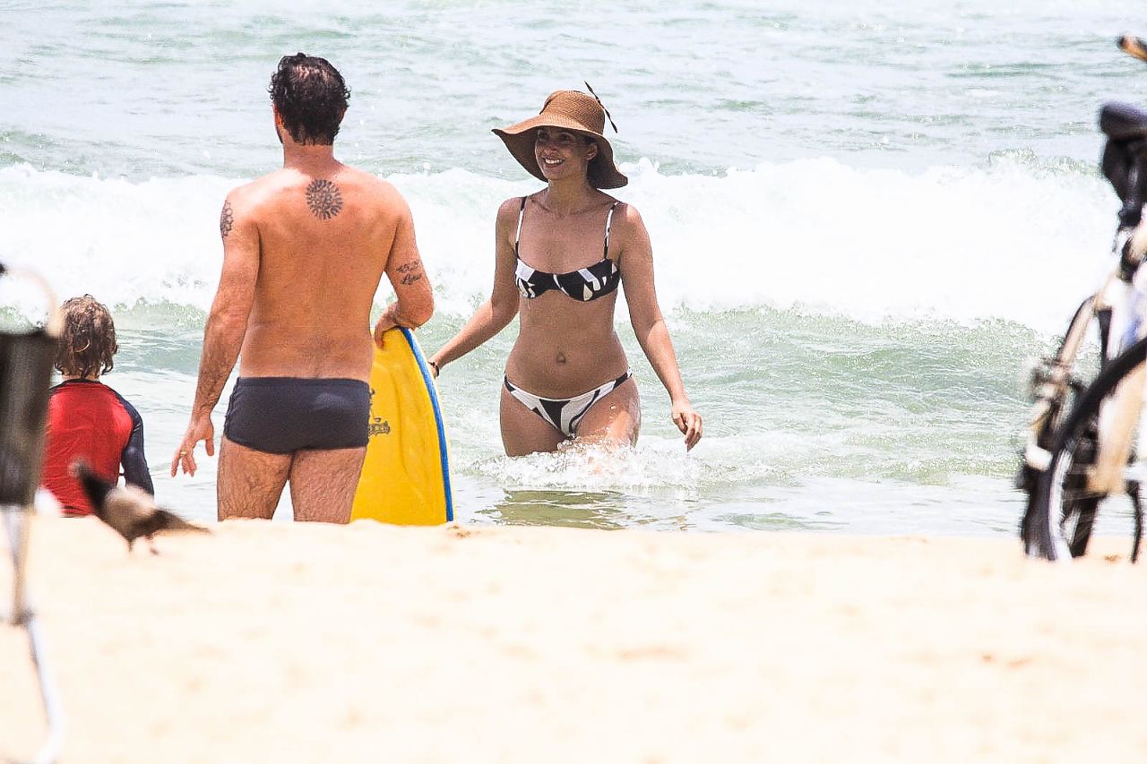 Camila Pitanga na praia do Leblon (Foto: JC Pereira/AgNews)