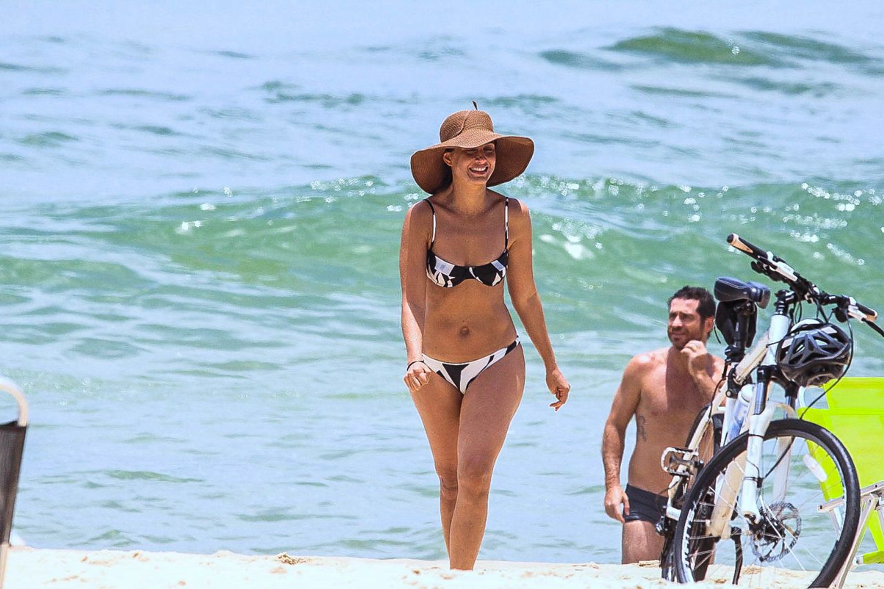 Camila Pitanga na praia do Leblon (Foto: JC Pereira/AgNews)