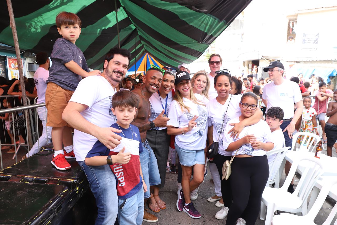 Nego do Borel e voluntários (Foto: Daniel Pinheiro/Divulgação)