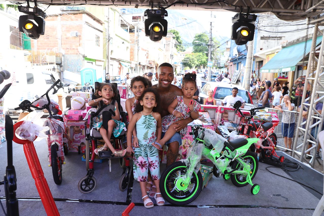Nego do Borel com crianças da comunidade (Foto: Daniel Pinheiro/Divulgação)