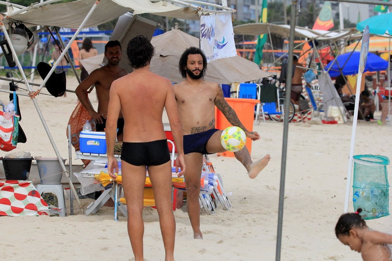 Jogador Marcelo bate uma bolinha na praia (Foto: AgNews)