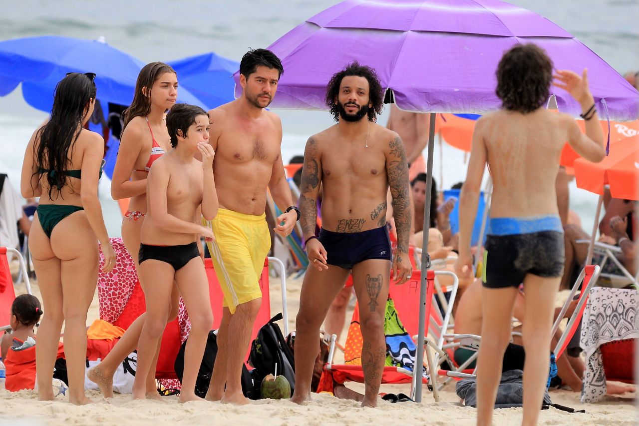 Jogador Marcelo e sua família na praia de Ipanema (Foto: AgNews)