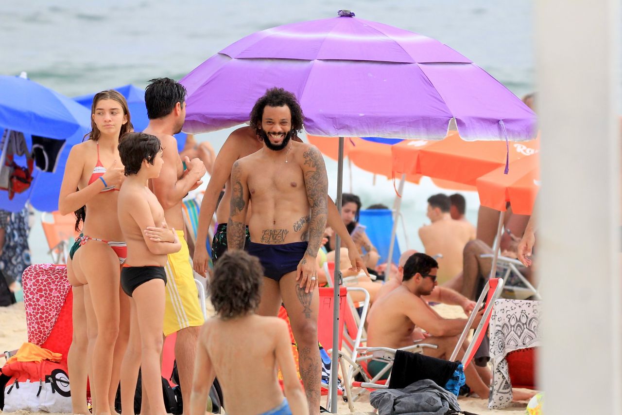 Jogador Marcelo e sua família na praia de Ipanema (Foto: AgNews)