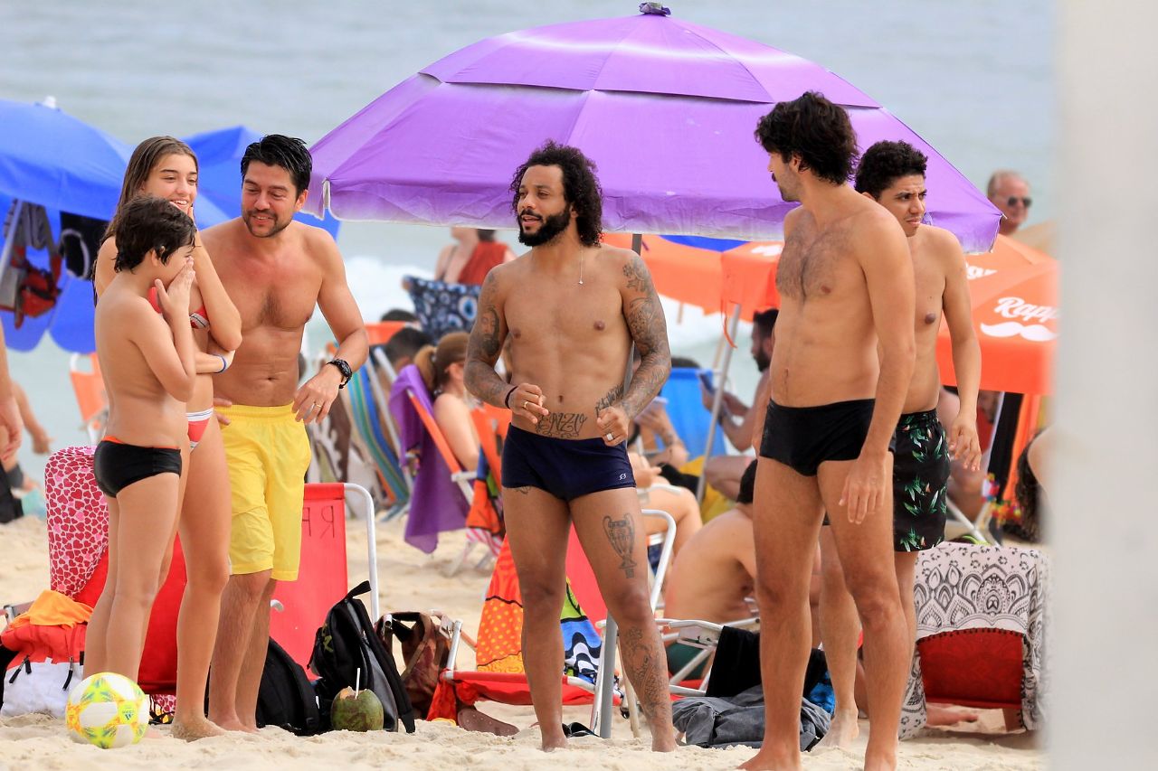 Jogador Marcelo e sua família na praia de Ipanema (Foto: AgNews)