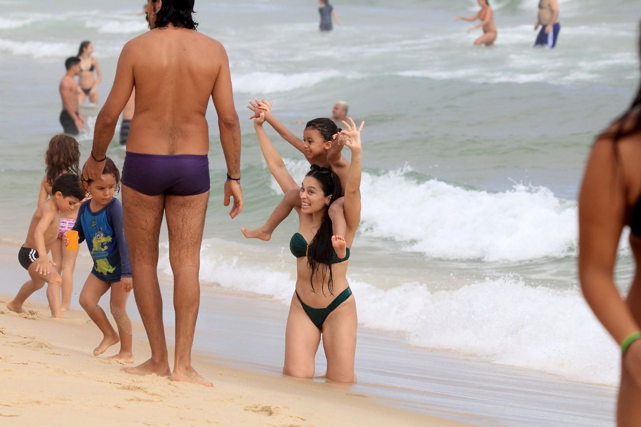 Clarice Alves, esposa do jogador Marcelo e seu filho (Foto: AgNews)