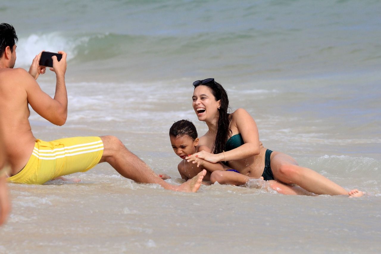 Clarice Alves, esposa do jogador Marcelo e seu filho (Foto: AgNews)