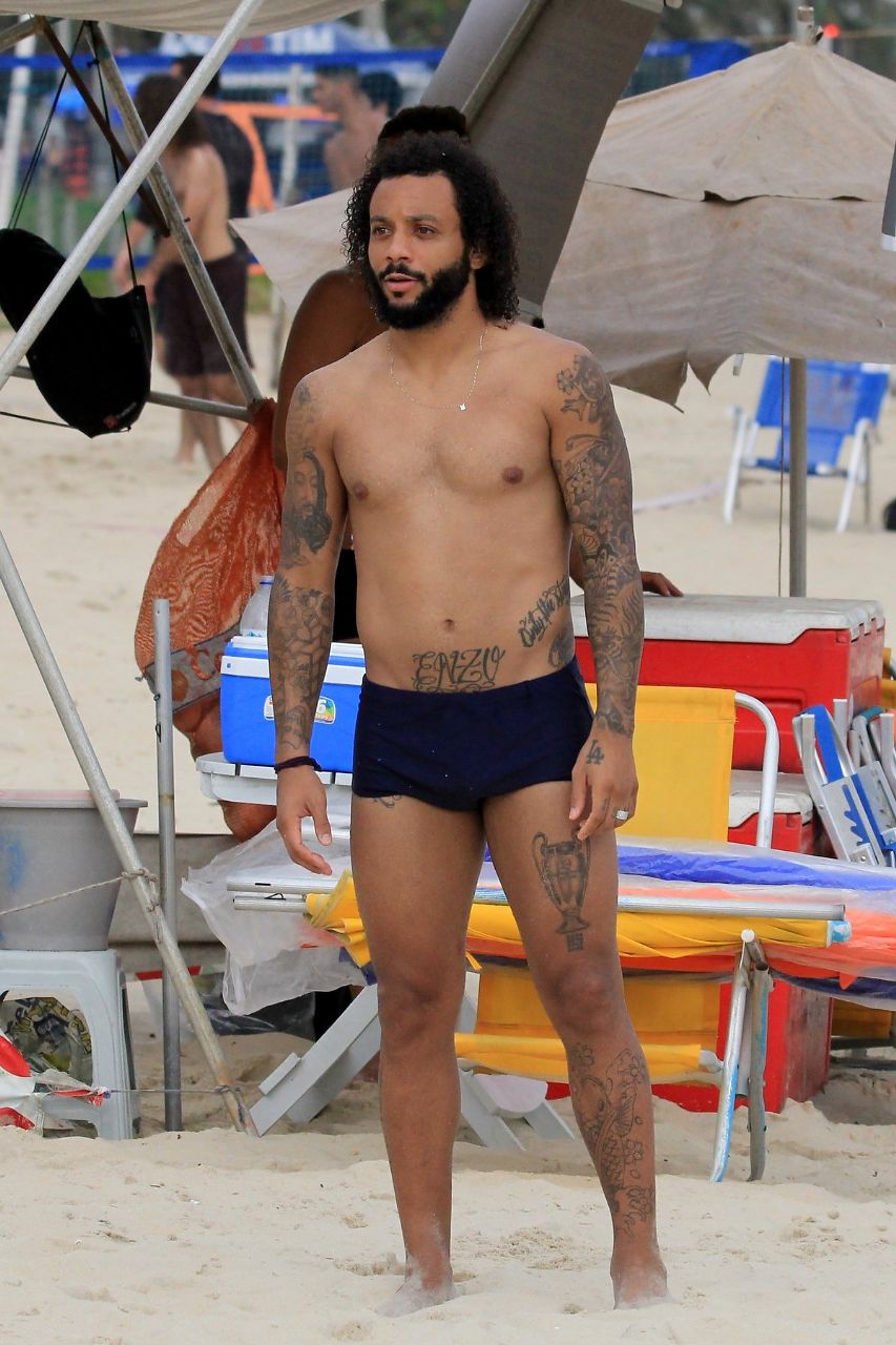 Jogador Marcelo e sua família na praia de Ipanema (Foto: AgNews)