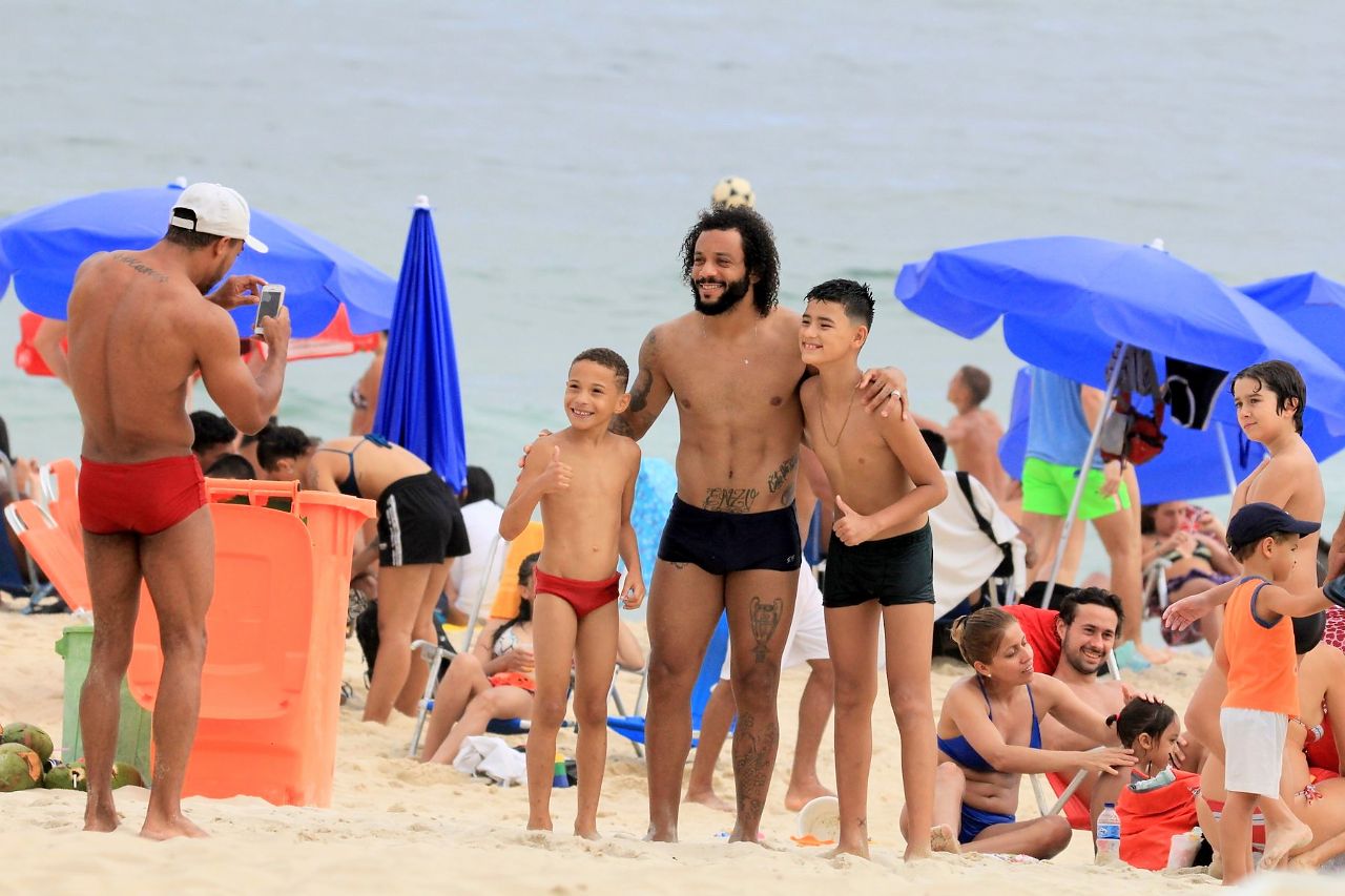 Jogador Marcelo posa com fãs na praia de Ipanema (Foto: AgNews)