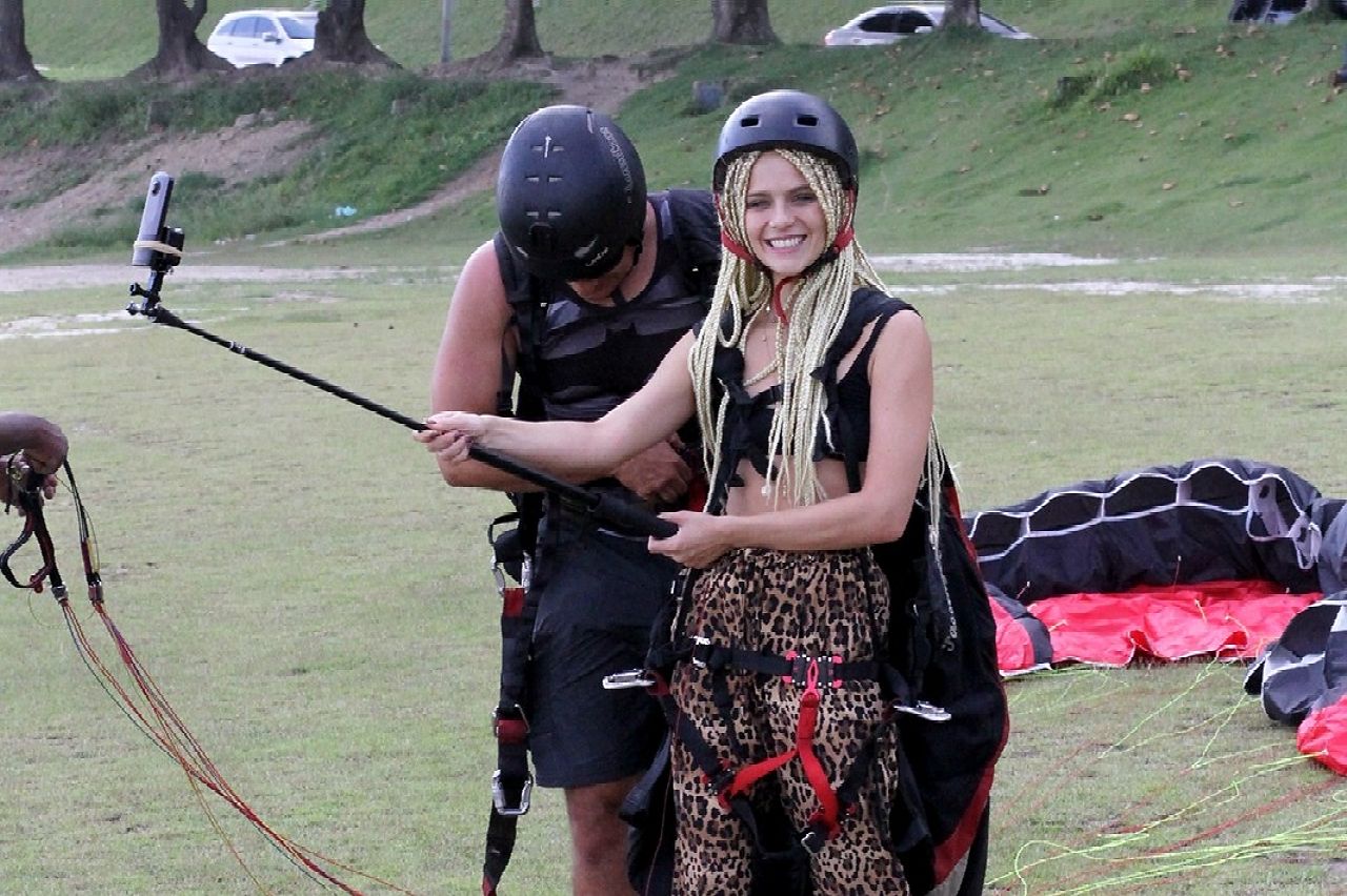 Isabella Santoni salta de parapente no Rio (Foto: Daniel Delmiro/AgNews)