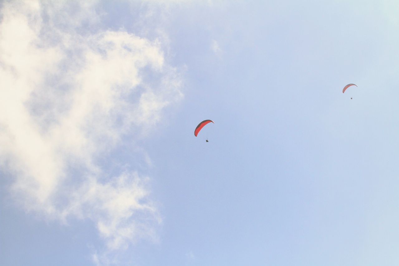 Isabella Santoni salta de parapente no Rio (Foto: Daniel Delmiro/AgNews)