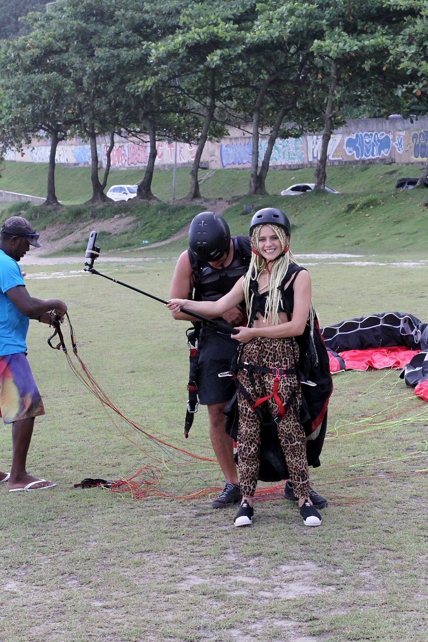 Isabella Santoni salta de parapente no Rio (Foto: Daniel Delmiro/AgNews)