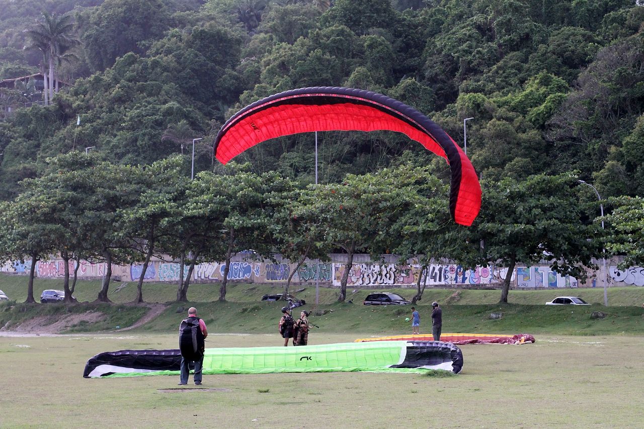 Isabella Santoni salta de parapente no Rio (Foto: Daniel Delmiro/AgNews)