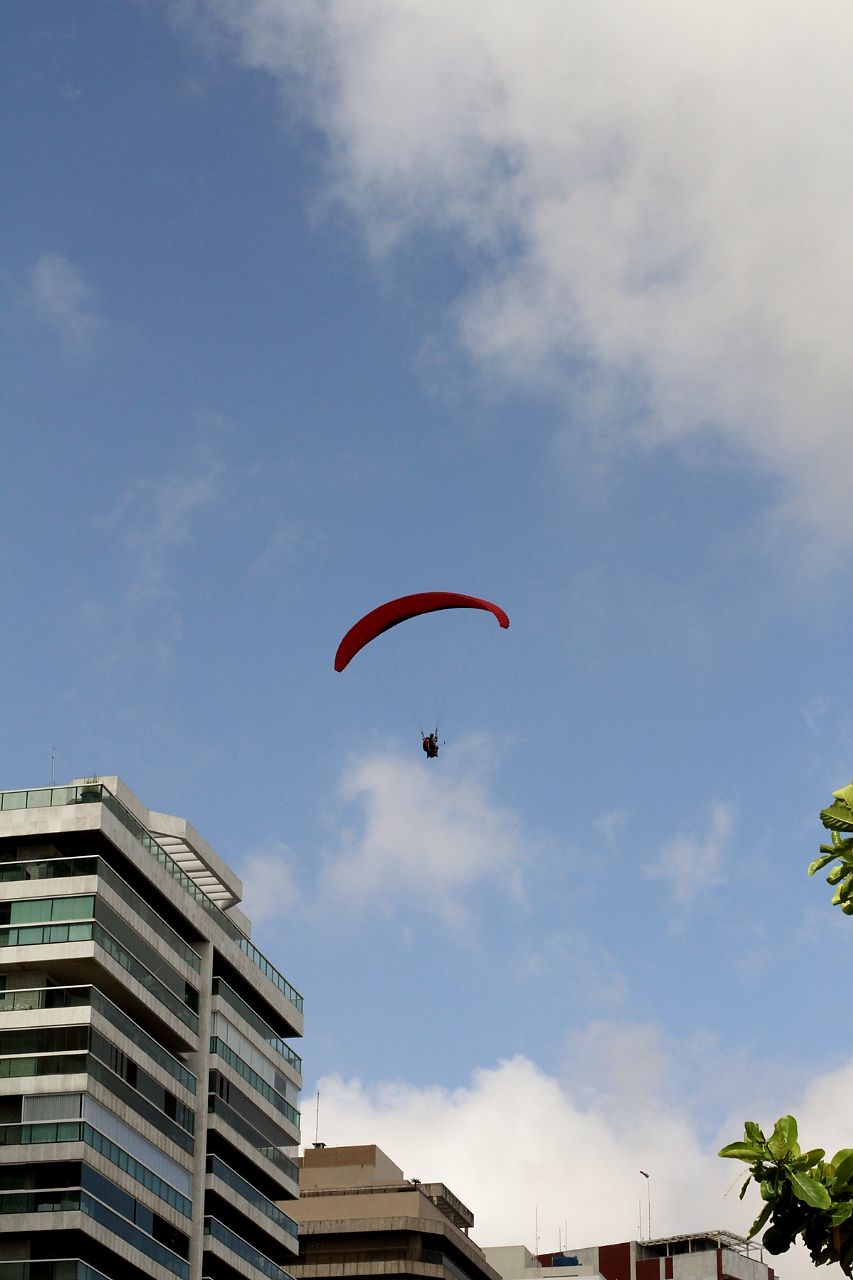 Isabella Santoni salta de parapente no Rio (Foto: Daniel Delmiro/AgNews)