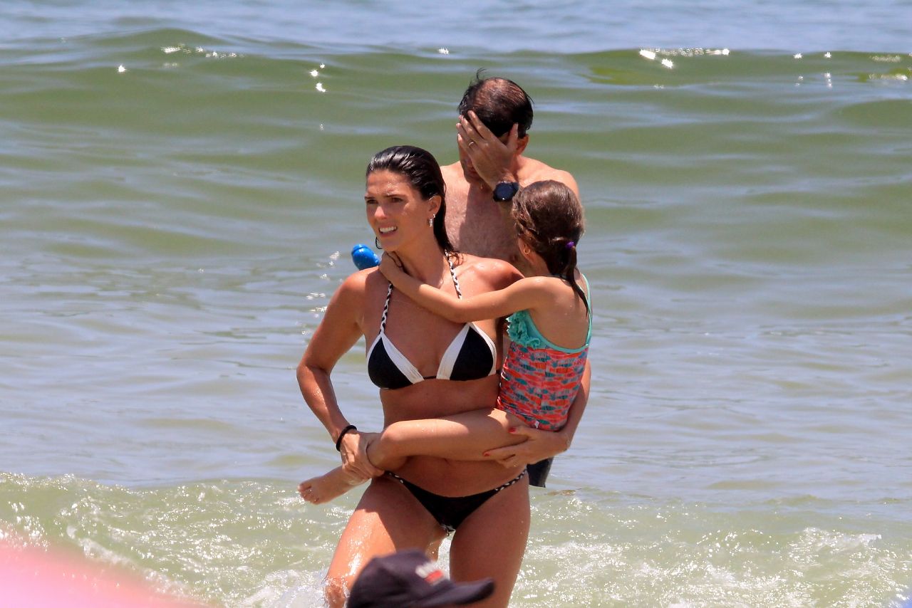 Daniella Sarahyba com a filha na praia (Foto: AgNews)