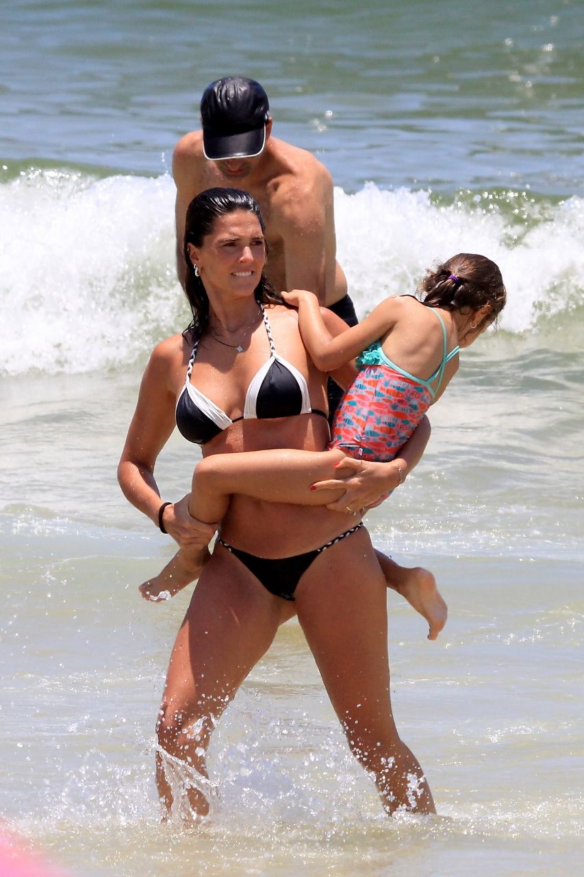 Daniella Sarahyba com a filha na praia (Foto: AgNews)