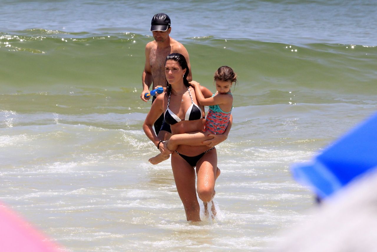 Daniella Sarahyba com a filha na praia (Foto: AgNews)