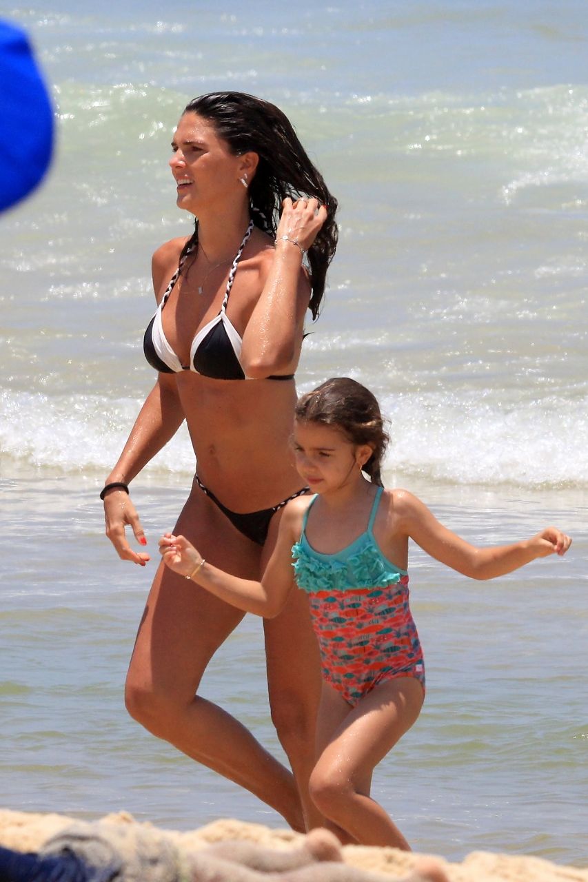 Daniella Sarahyba com a filha na praia (Foto: AgNews)