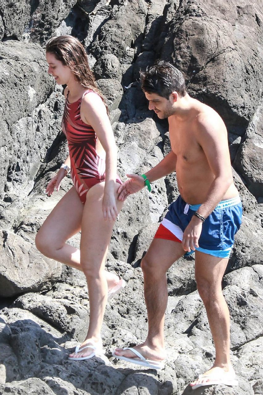 Nathalia Dill e o namorado Pedro Curvello em Fernando de Noronha (Foto: Dilson Silva/AgNews)