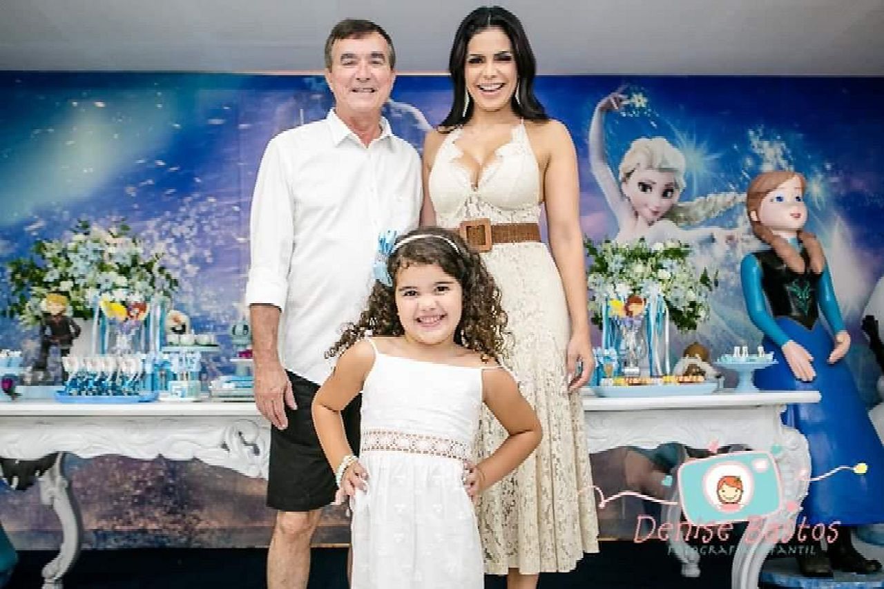 Nicole e seus pais (Foto: Denise Bastos/Divulgação)