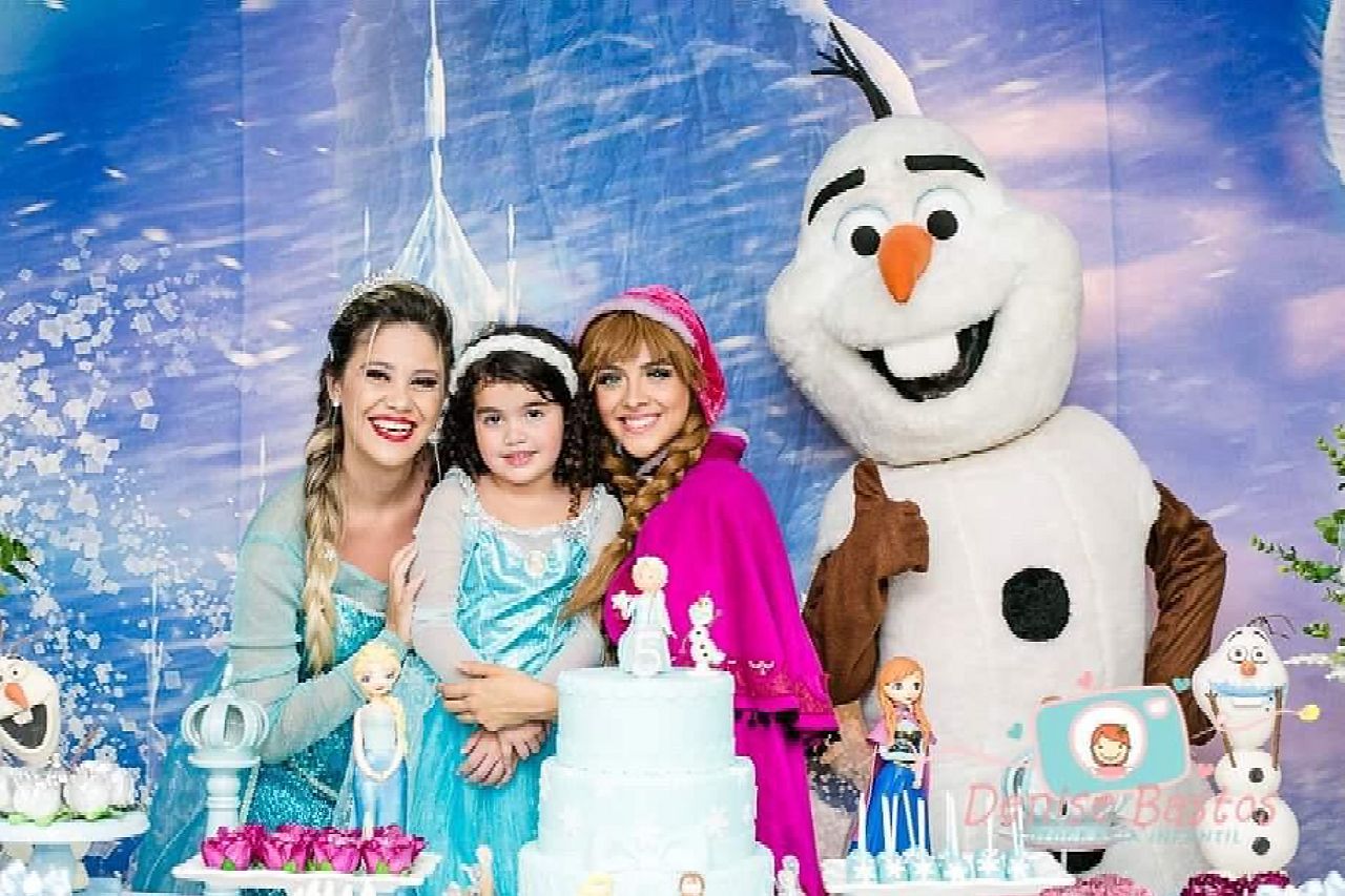 Nicole e as princesas (Foto: Denise Bastos/Divulgação)