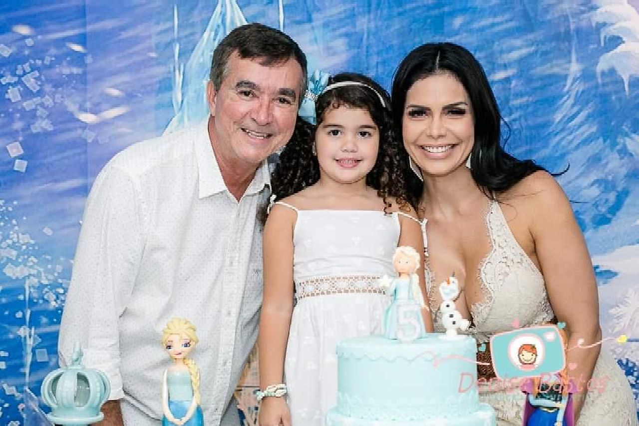 Nicole e seus pais (Foto: Denise Bastos/Divulgação)