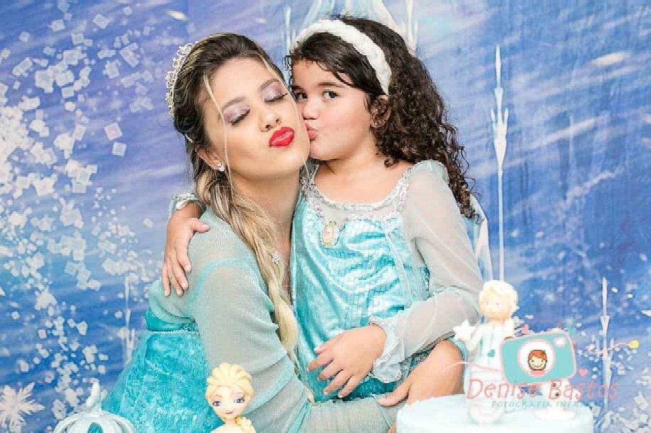 Nicole e a princesa Elsa (Foto: Denise Bastos/Divulgação)